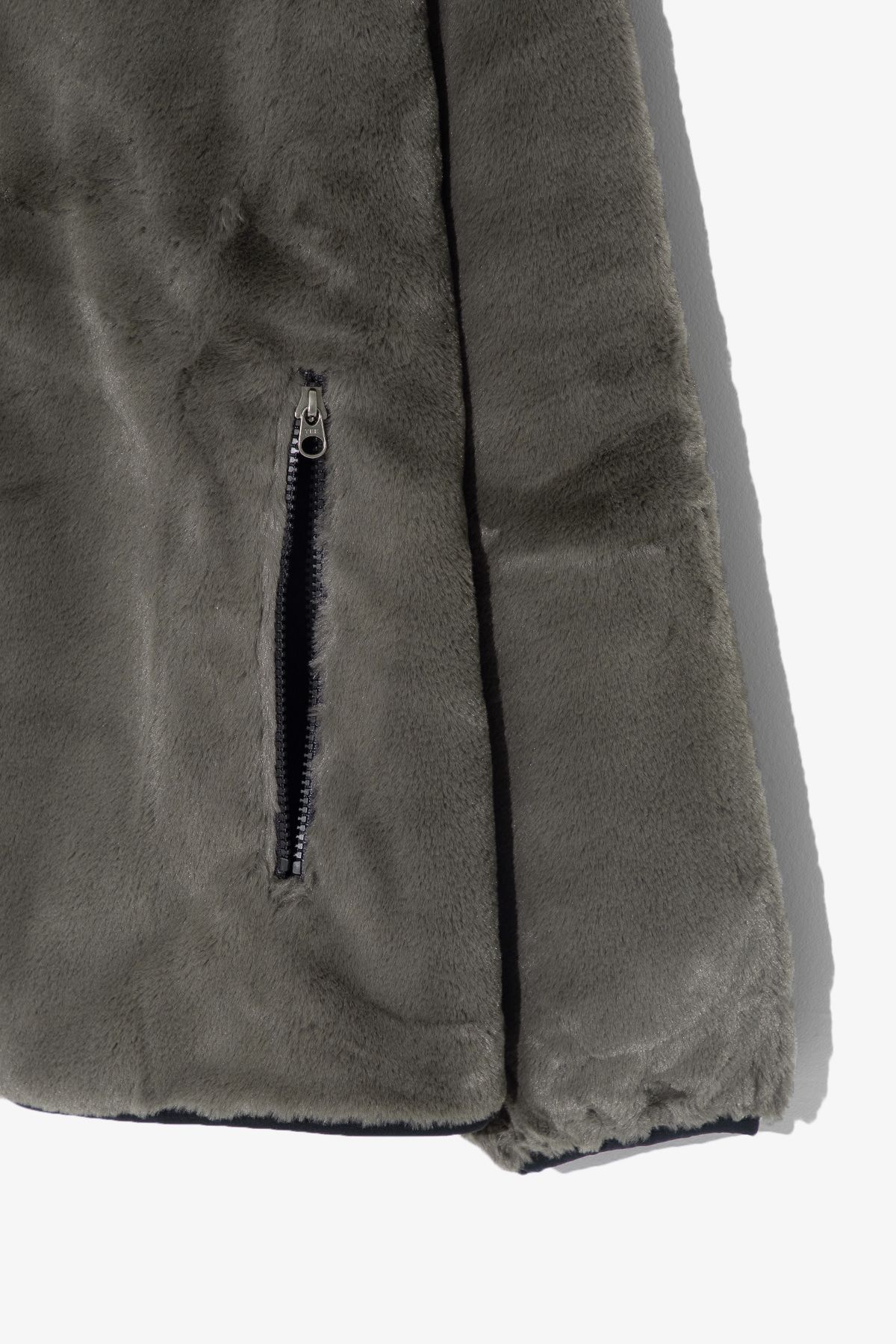 SOUTH2 WEST8 : PIPING JACKET-MICRO FUR (CHARCOAL)